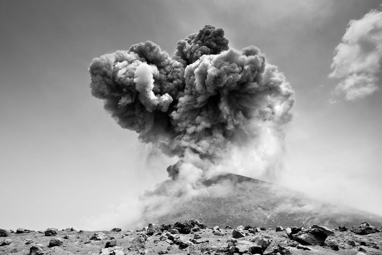 Ejemplo de explosión supervolcánica del Krakatoa DOK. Shutterstock