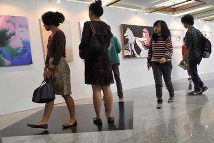 Para pengunjung melihat-lihat karya seni dalam ARTE Indonesia Arts Festival 2013, di Jakarta Convention Center, Sabtu (30/3/2013).