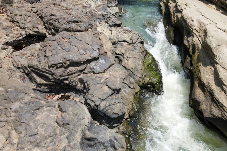 Kenampakan Lava Bantal Berbah yang berada di Daerah Istimewa Yogyakarta. 