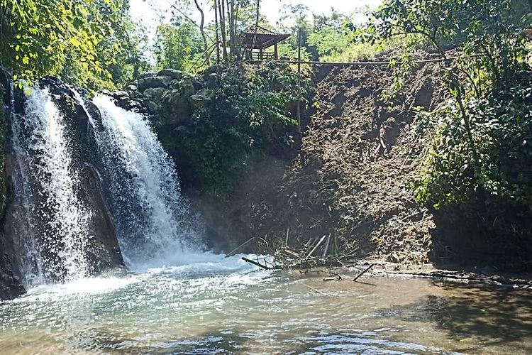 Suasana air terjun Babak Pelangi rusak akibat aktifitas alat berat