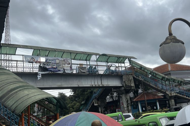 Jembatan Penyeberangan Orang (JPO) Paledang, Kecamatan Bogor Tengah, Kota Bogor yang mengarah ke Stasiun Bogor mengalami kerusakan, Rabu (17/1/2024)