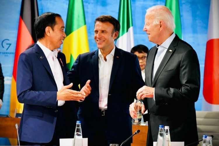 Presiden Joko Widodo, Presiden AS Joe Biden dan Presiden Prancis Emmanuel Macron berbincang di ruang pertemuan KTT G7 di Schloss Elmau, Jerman, Senin (27/6/2022).