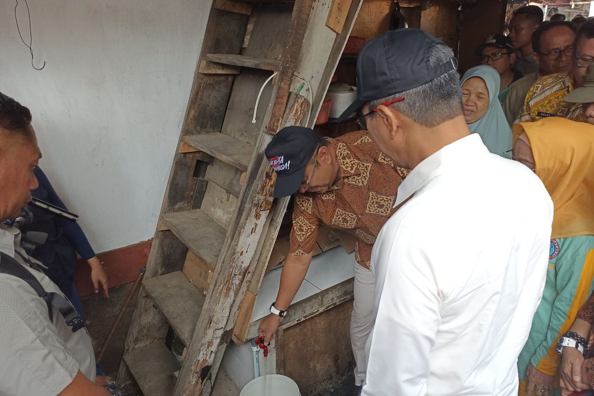 Pj Gubernur DKI Jakarta Heru Budi Hartono saat meninjau Instalasi pipa air untuk warga di Kemayoran, Jakarta Pusat, Jumat (24/11/2023).