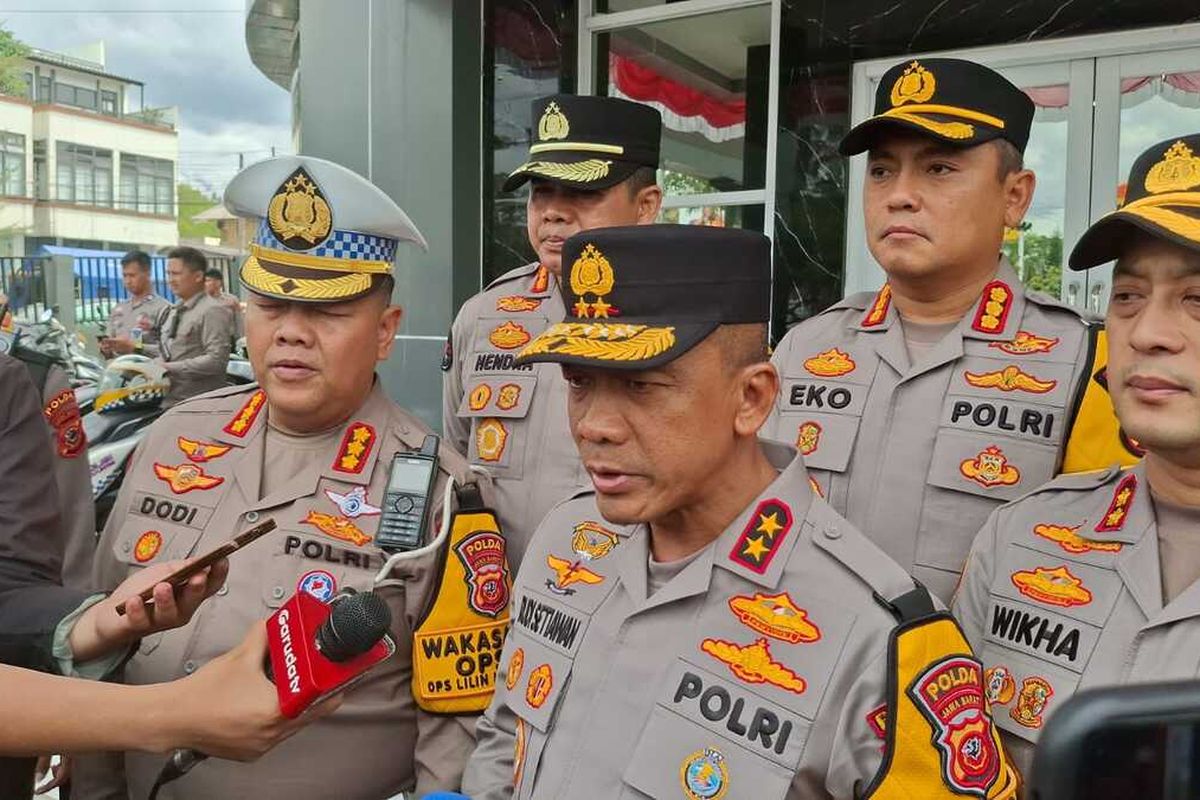 Kapolda Jawa Barat Irjen Pol Rudy Setiawan saat meninjau situasi lalu lintas di kawasan wisata Puncak Bogor, Jawa Barat, Jumat (26/12/2025).