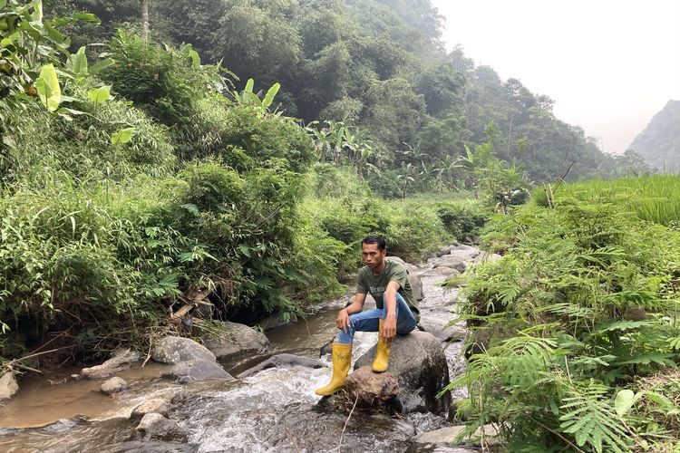 Salah satu anggota KTH Sadar Tani Muda Desa Bojongmurni yang sedang bersantai di area budi daya lebah madu yang berada di lembah hutan kaki Gunung Pangrango di Desa Bojongmurni, Kecamatan Ciawi, Kabupaten Bogor, Minggu (23/5/2021).