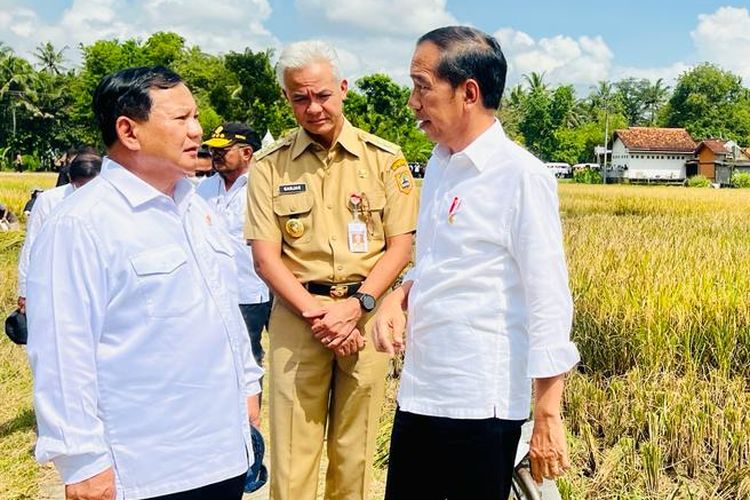 Presiden Joko Widodo, Menteri Pertahanan Prabowo Subianto, dan Gubernur Jawa Tengah Ganjar Pranowo berbincang saat menghadiri panen raya di Kebumen, Kamis (9/3/2023).