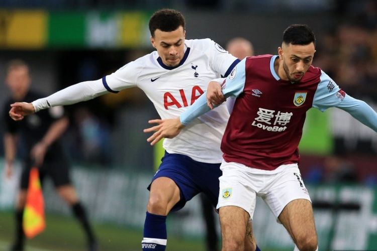 Dele Alli (kiri) berduel dengan Dwight McNeil (kanan) pada laga Burnley vs Tottenham Hotspur dalam lanjutan pekan ke-29 Liga Inggris di Stadion Turf Moor, Minggu 8 Maret 2020.