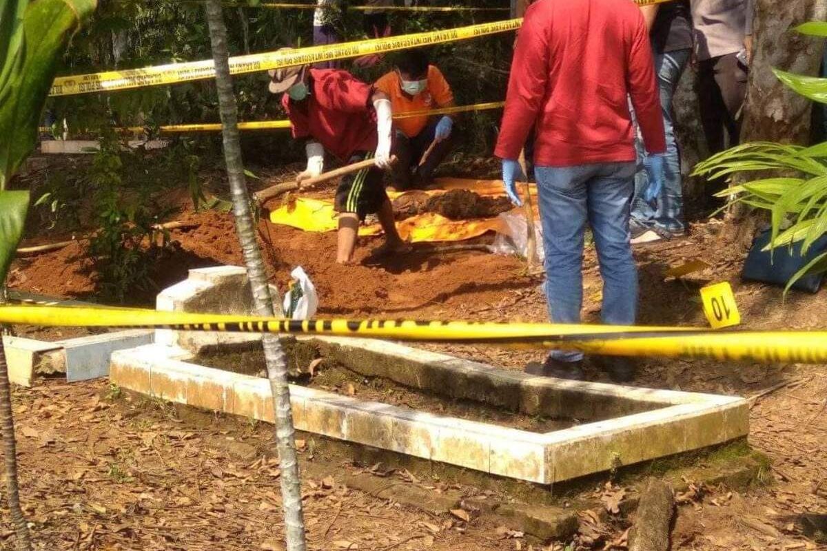 Kepolisian dan warga Desa Cipalabuh, Kecamatan Cijaku, Kabupaten Lebak, Banten melakukan pengangkatan jenazah yang diduga korban pembunuhan, Sabtu (12/9/2020).