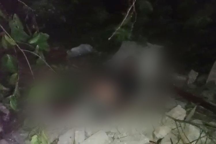 Mayat pria tergeletak penuh luka saat ditemukan di gudang sebuah perusahaan di Makassar, Sulsel, Senin (20/11/2023) malam.