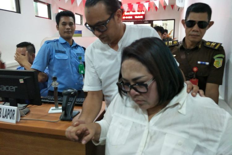 Nunung dan July Jan Sambiran usai jalani sidang putusan di Pengadilan Negeri Jakarta Selatan, Cilandak, Rabu (27/11/2019).