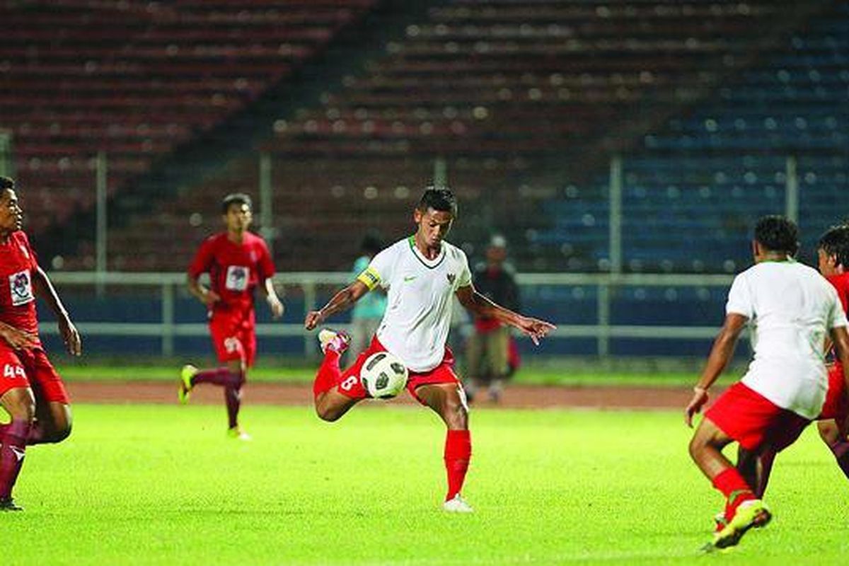 Pemain tim nasional sepak bola U-21, Yongki Aribowo (tengah), dikepung pemain Pelita Jaya U-21 dan U-23 saat pertandingan uji coba di Stadion Utama Gelora Bung Karno, Senayan, Jakarta, Sabtu (5/2) malam.