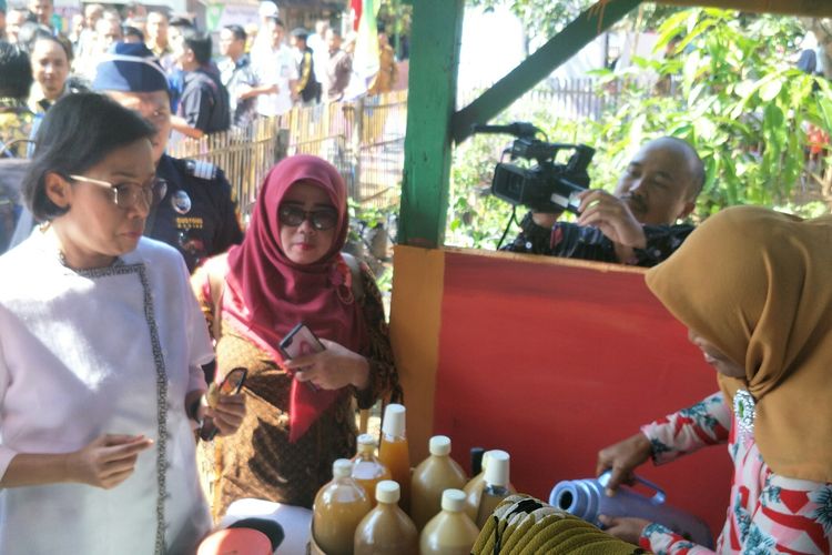 Menteri Keuangan Sri Mulyani saat kunjungan ke Kampung Pojok, Desa Sindangsari. Serang, Banten, Jumat (15/3/2019)