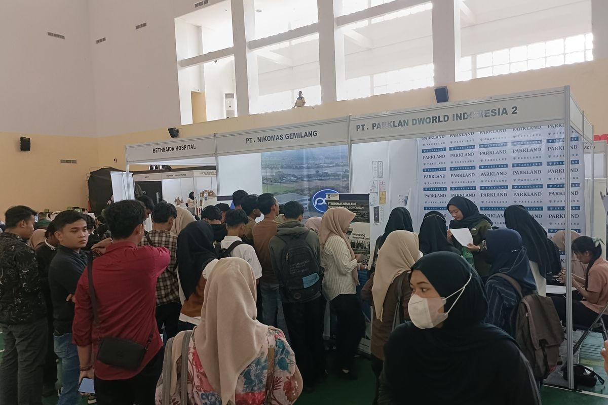 Suasana para pencari kerja di Naker Fest 2025 yang digelar di Auditorium Untirta, Serang, Banten, Rabu (27/8/2025). Naker Fest sudah digelar sejak Senin (25/8/2025).
