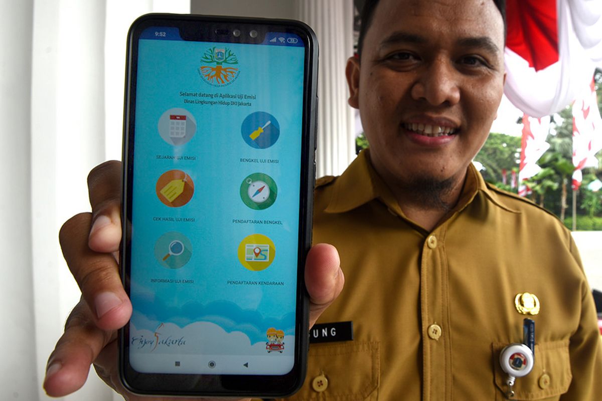 Seorang petugas menunjukan aplikasi e-Uji Emisi kendaraan saat peluncuran di Balai Kota DKI Jakarta, Selasa (13/8/2019). Pemprov DKI Jakarta meluncurkan aplikasi e-Uji Emisi untuk mempermudah masyarakat melakukan uji emisi kendaraan.