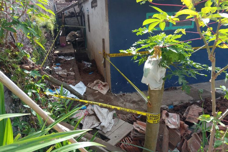 Lubang tempat ditemukan dua korban dalam halaman rumah Solihin di Kampung Babakan Mande, Desa Gunungsari, Kecamatan Ciranjang, Kabupaten Cianjur, Jawa Barat. Solihin merupakan salah satu tersangka pembunuhan beruntun di Garut, Bekasi, dan Cianjur.