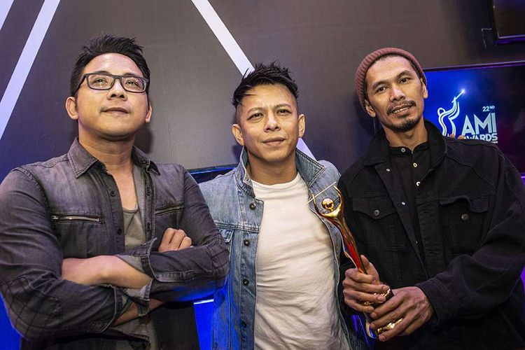 Personel grup musik Noah Ariel (tengah), Lukman (kanan), dan David (kiri) berpose dengan memegang piala penghargaan pada Malam Anugerah Musik Indonesia (AMI) 2019 di Jakarta, Rabu (27/11/2019). Noah berhasil meraih penghargaan AMI 2019 untuk kategori duo/grup pop terbaik.
