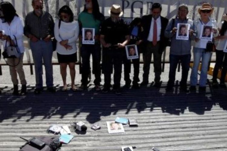 Para wartawan beraksi di jalanan untuk memprotes pembunuhan Miroslava Breach di lokasi tempat wartawan itu terbunuh. 
