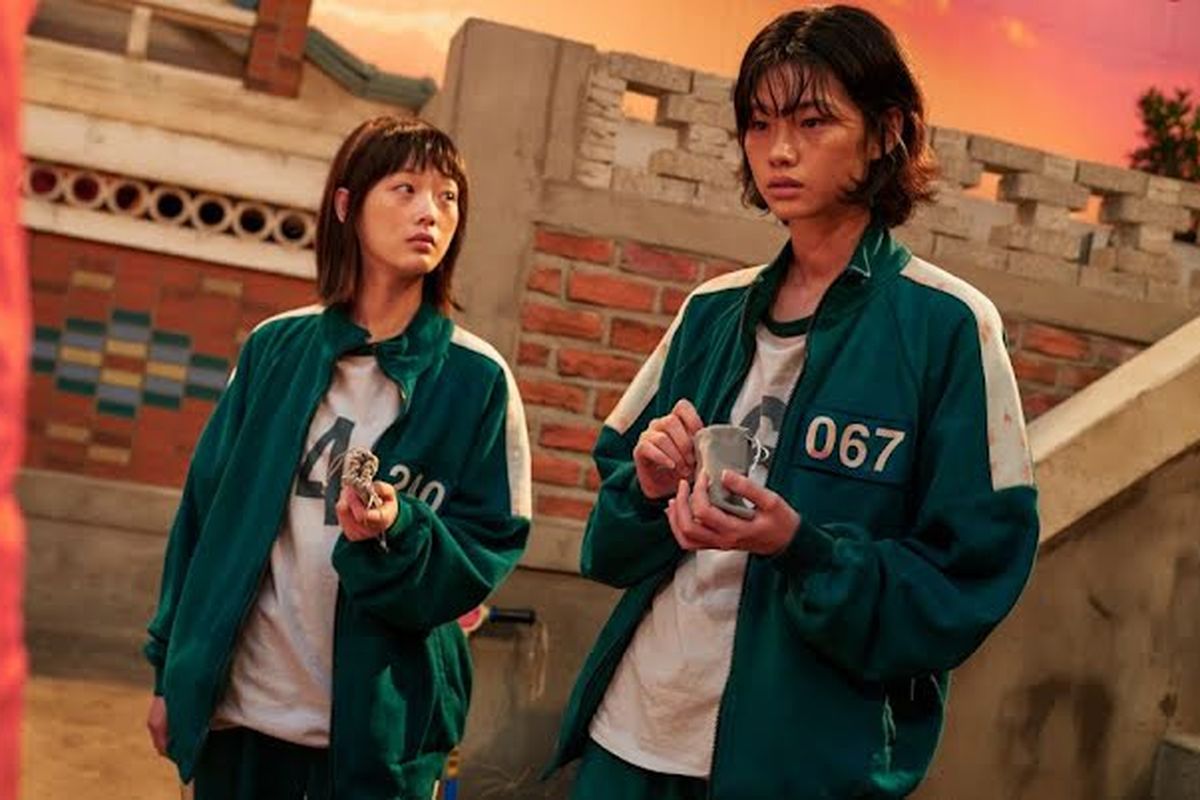 Ji Young (kiri) diperankan oleh Lee Yoo Mi bersama Sae Byeok (Jung Ho Yeon) dalam drama Squid Game. 