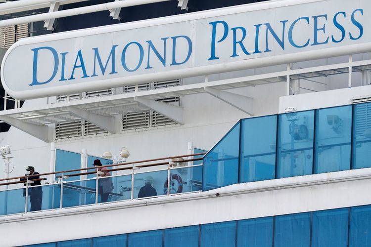 Penumpang melihat ke luar dari dek kapal pesiar Diamond Princess di Daikoku Pier Cruise Terminal di Yokohama, selatan Tokyo, Jepang, Rabu (12/2/2020). ANTARA FOTO/REUTERS/Kim Kyung-Hoon/wsj/cfo