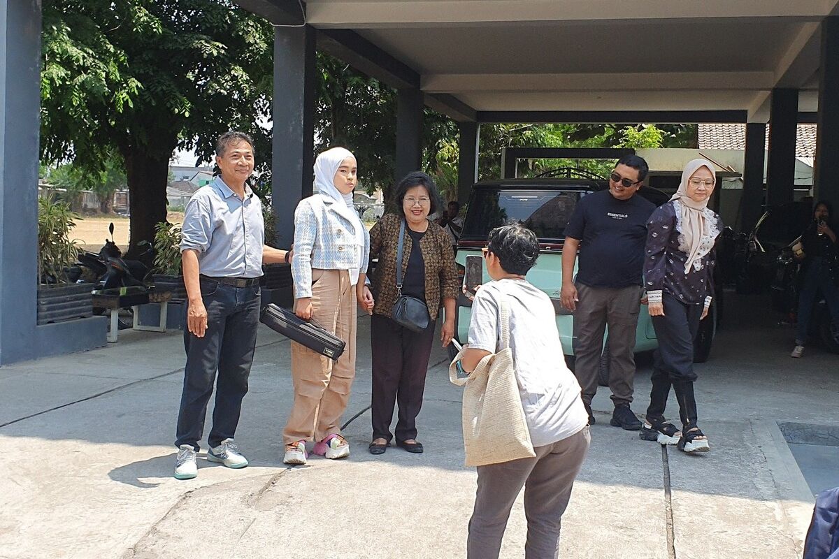 Putri Ariani (jilbab putih) saat tiba di SMK N 2 Kasihan, Bantul. Minggu (8/10/2023)