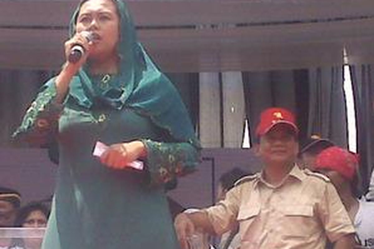 Putri Abdurrahman Wahid alias Gus Dur, Yenny Wahid berkampanye untuk Gerindra di parkir timur Gelora Delta Sidoarjo, Selasa (17/3). Selain Yenny, Gerindra juga menghadirkan Prabowo Subianto dan Permadi