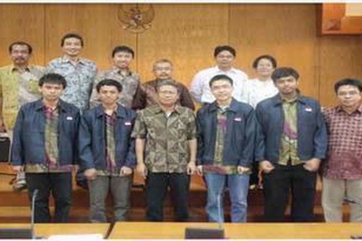 Keempat siswa di TOKI itu antara lain Alham Fikri Aji (SMA Negeri 1, Depok), Ashar Fuadi (SMA Negeri 1, Bogor), Christianto Handojo (SMA Kanisius, Jakarta), Harta Wijaya (SMA St. Thomas, Medan). 