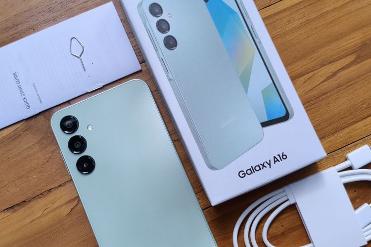 Daftar harga HP Samsung hari ini 16 Januari 2026 | Isi kotak ritel Samsung Galaxy A16 4G. Di sini ada unit HP, kabel USB-C, SIM ejector, dan buku panduan.