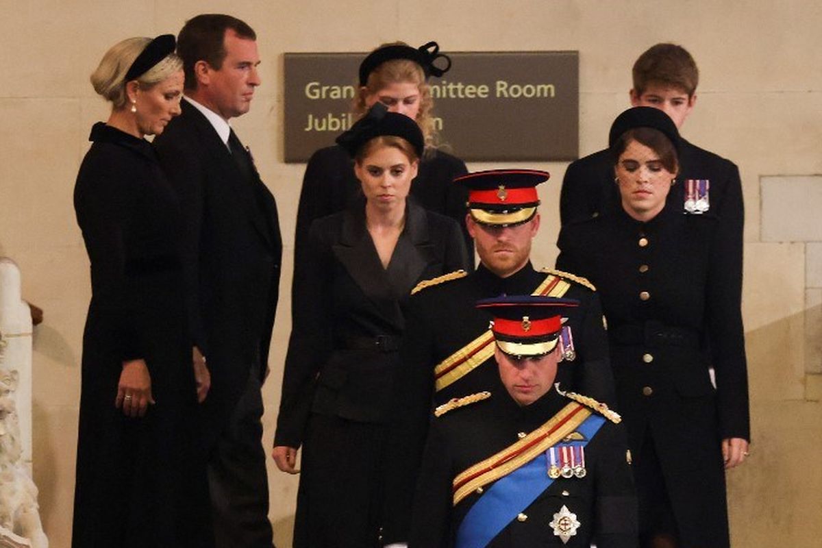Pangeran Inggris William, Pangeran Wales memimpin saudaranya Pangeran Harry dari Inggris, Adipati Sussex, diikuti oleh sepupu mereka Putri Beatrice dari York dari Inggris dan Putri Eugenie dari Inggris dari Inggris, Lady Louise Windsor dari Inggris dan James, Viscount Severn dari Inggris, serta Zara Tindall dan Peter Phillips sebelum berjaga-jaga di sekitar peti mati nenek mereka Ratu Elizabeth II, di Westminster Hall, di Istana Westminster di London pada 17 September 2022, menjelang pemakamannya pada hari Senin. 