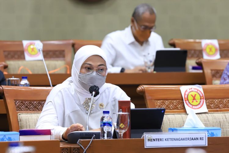 Menteri Ketenagakerjaan Ida Fauziyah  dalam Rapat Kerja (Raker) dengan Komisi IX DPR RI di Komplek Parlemen, Senayan, Jakarta, Senin (15/3/2021).