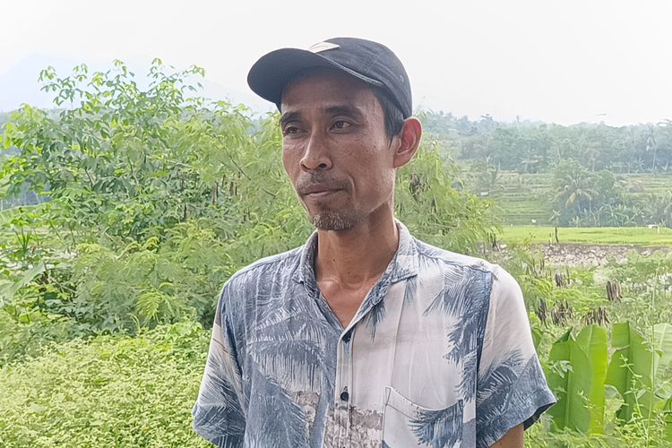 Enjang Sobur, warga Desa Sukamulya, Kecamatam Sukamakmur, Kabupaten Bogor, yang resah adanya kabar lahan pesawahan warganya yang akan dilelang usai dijaminkan utang bank.