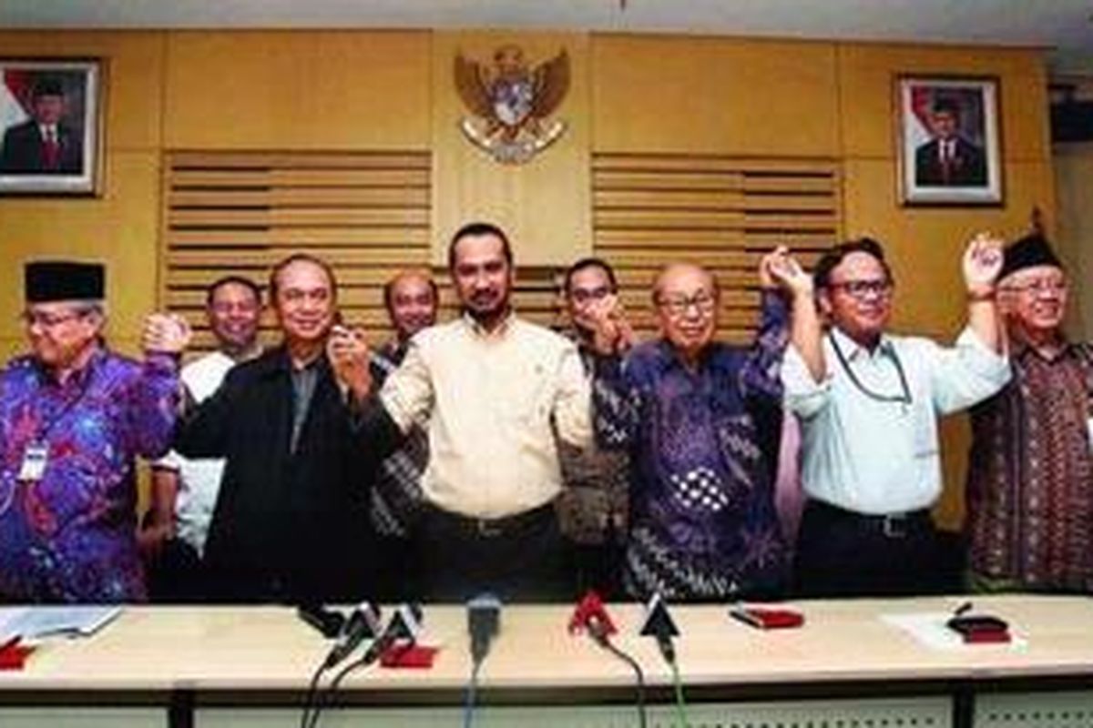 Sejumlah tokoh masyarakat bergandeng tangan sebagai tanda mendukung keberadaan Komisi Pemberantasan Korupsi (KPK) di Gedung KPK, Jakarta, Senin (1/10). Hadir (dari kiri ke kanan depan) Natan Setiabudi, budayawan Taufiq Ismail, Wakil Ketua KPK Busyro Muqoddas, Ketua KPK Abraham Samad, JE Sahetapy, Komaruddin Hidayat, KH Salahuddin Wahid, dan Zulkarnain, sementara di baris belakang (dari kiri) Wakil Ketua KPK Bambang Widjojanto, Bambang Harymurti, Hikmahanto Juwana, dan Wakil Ketua KPK Adnan Pandu Praja.