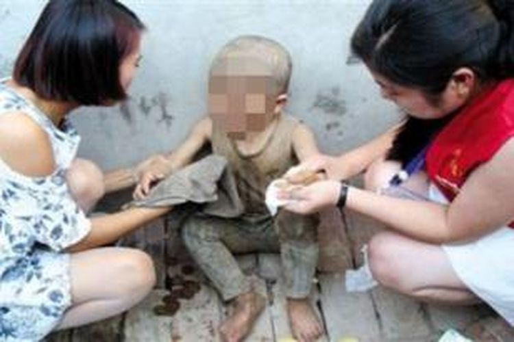 Pekerja sosial menemukan Liu Hongbo bocah berusia tujuh tahun yang ditelantarkan orangtuanya sehingga tidur di kandang babi dan tak bisa berkomunikasi dengan manusia.