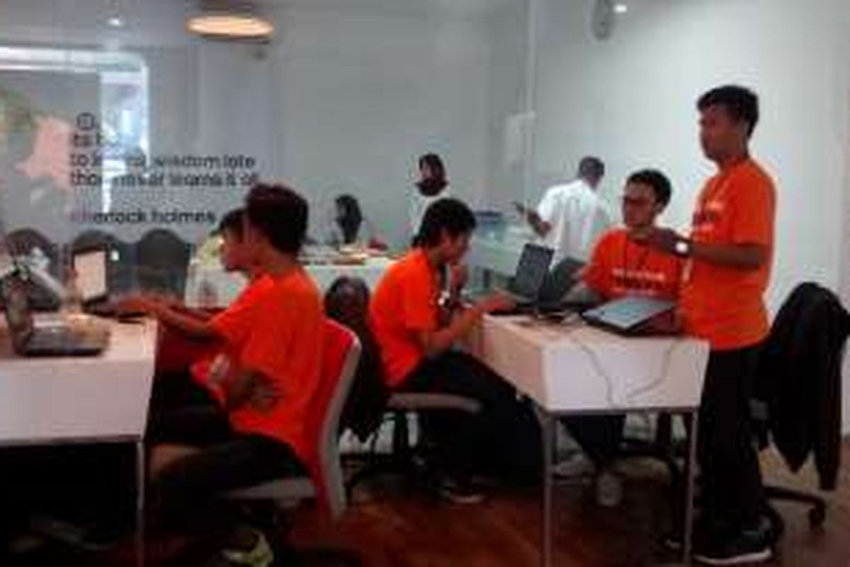 Para pengembang aplikasi lokal tengah mengikuti Hackathon di Digital Lounge Telkom Malang, Rabu (30/3/2016). Kegiatan ini digelar untuk mendorong tumbuhnya ekonomi kreatif.