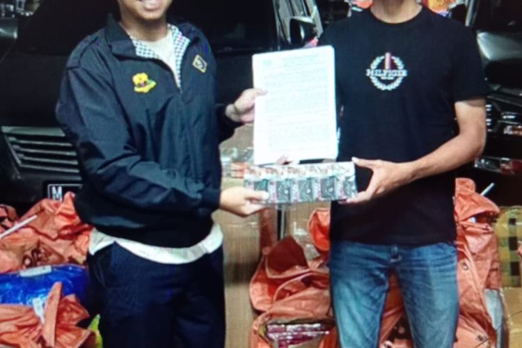 Penyerahan barang bukti rokok ilegal ke kantor bea cukai Madura