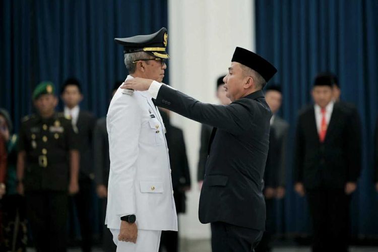 Pj Gubernur Jabar, Bey Machmudin melantik Agus Mulyadi menjadi Pj Wali Kota Cirebon di Aula Barat, Gedung Sate, Kota Bandung, Jawa Barat, Rabu (13/12/2023).