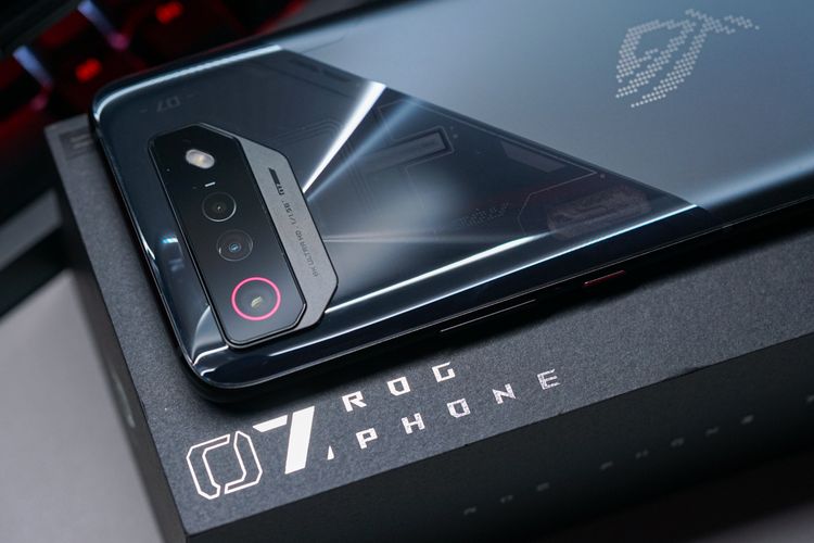 Ponsel gaming Asus ROG Phone 7 dan kotak kemasannya.