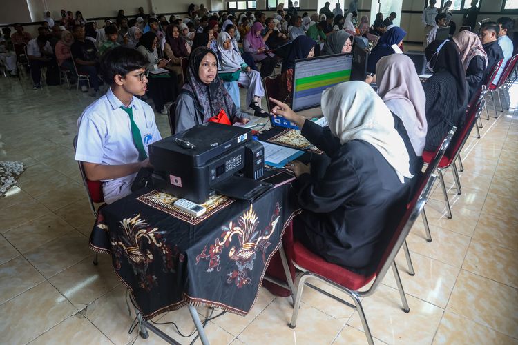 Sekolah Negeri Jadi Rebutan, Konstitusi Dipermalukan