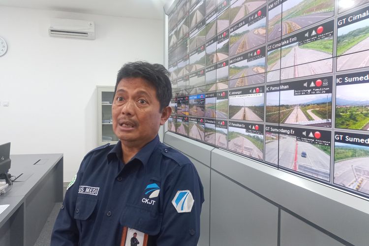Direktur Citra Karya Jabar Tol (CKJT) Bagus Medi Suarso di kantor CKJT, gerbang Tol Sumedang Kota, Kamis (13/4/2023). AAM AMINULLAH/KOMPAS.com