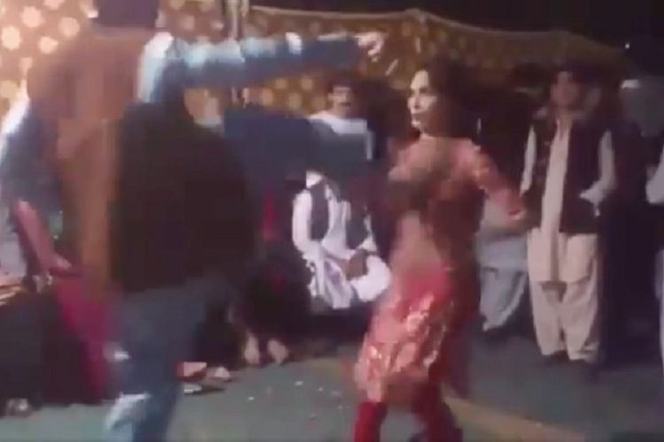 Tangkapan layar video yang menyebar di Pakistan memperlihatkan seorang wanita ditendang ketika menari. Aksi itu terjadi karena gerakan si perempuan dianggap provokatif.