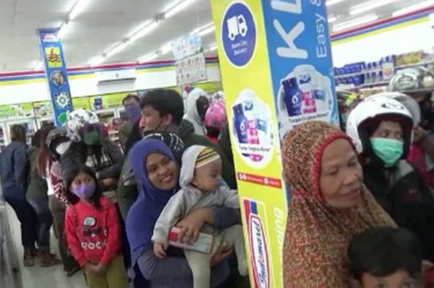 Stok Minyak Goreng Terbatas, Ibu-ibu Rela Antre Berjam-jam Sambil Gendong Anak di Toko dan Minimarket