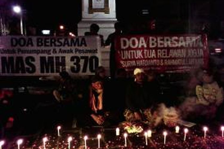 Ratusan relawan bersama masyarakat saat menggelar doa bersama di Tugu Yogyakarta