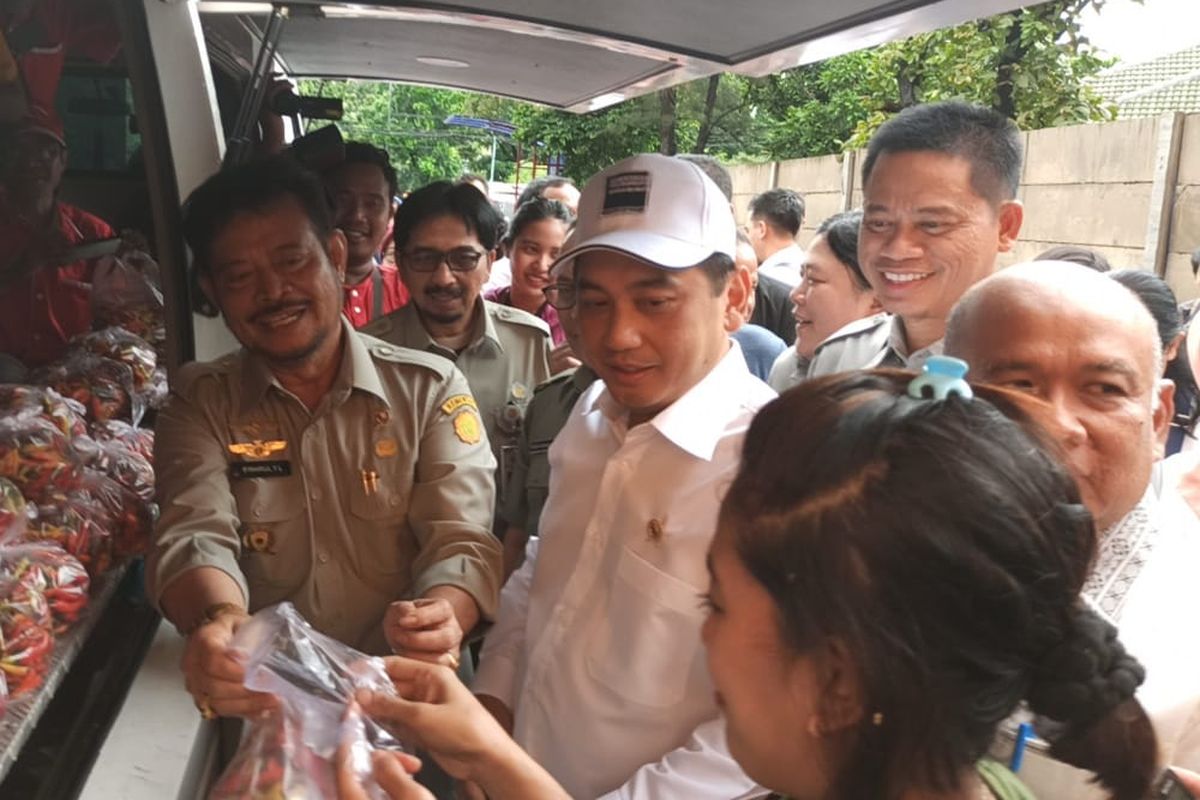 Menteri Pertanian Syahrul Yasin Limpo dan Menteri Perdagangan Agus Suparmanto, saat mengunjungi outlet Toko Tani Indonesia, di Pasar Senen Jakarta, Senin (3/2/2020).