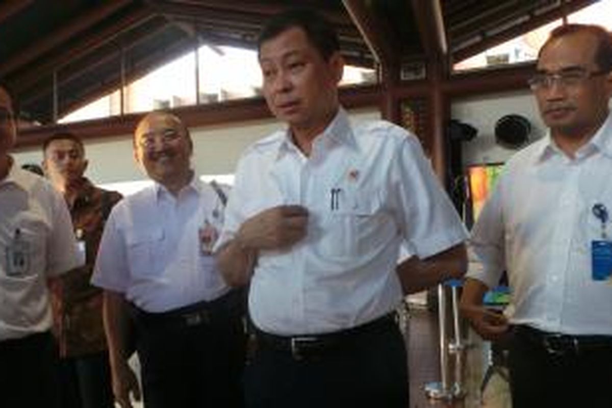 Menteri Perhubungan Ignasiun Jonan mengecek Bandara Soekarno Hatta di Cengkareng terkait pembatalan sejumlah penerbangan akibat abu vulkanis dari erupsi Gunung Raung. Jumat (17/7/2015).