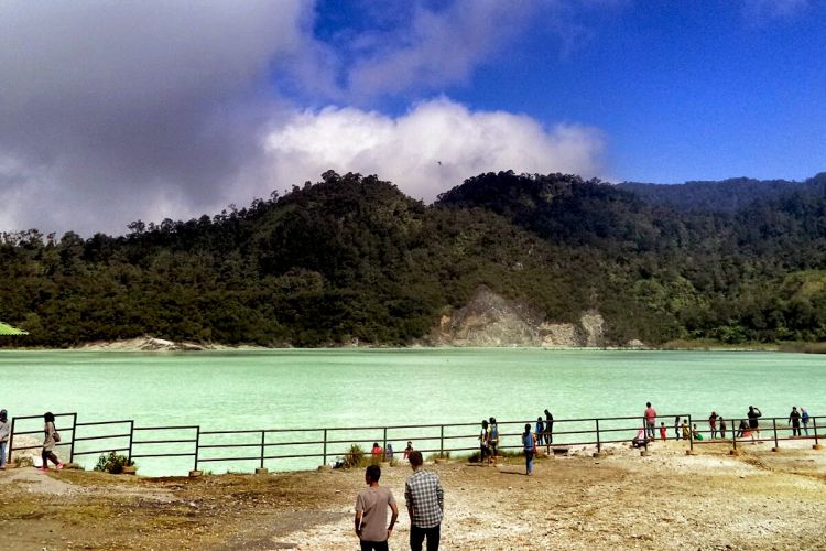 Kawah Talaga Bodas Garut. Salah satu tempat wisata di Garut yang dapat dikunjungi.