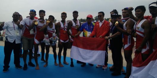 Ketua Persatuan Olahraga Dayung Seluruh Indonesia (PODSI) Basuki Hadimuljono bersama Menpora Imam Nahrawi mengucapkan selamat kepada tim putra Indonesia yang meraih emas pertama pada cabang dayung, 24 Agustus 2018. 