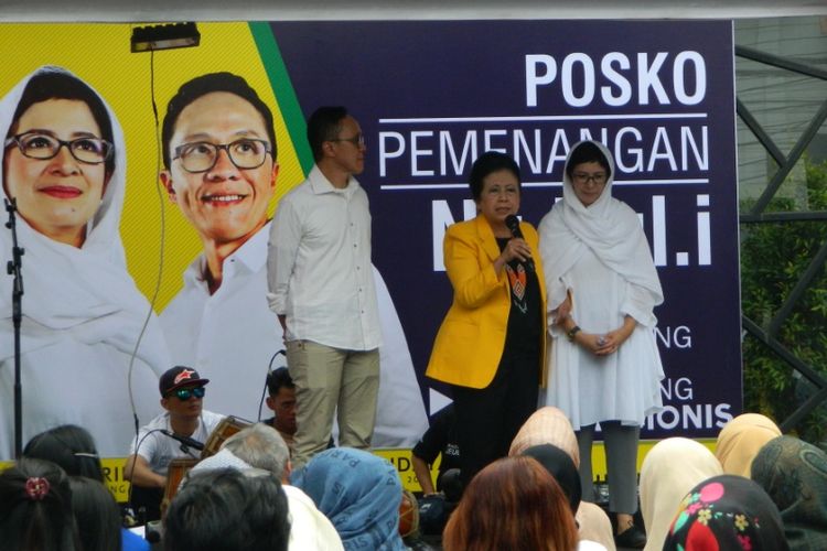 Politisi senior Partai Golkar Popong Otje Djundjunan bersama pasangan Nurul Arifin dan Chairul Yaqin Hidayat (Rully)  saat memberikan arahan pada acara peresmian posko pemenangan Nurul-Rully di Jalan Tamblong, Minggu (7/1/2018). 