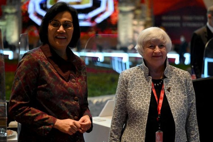 Menteri Keuangan AS Janet Yellen (kanan) berfoto dengan Menteri Keuangan Indonesia Sri Mulyani (kiri) sebelum Pertemuan Menteri Keuangan G20 di Nusa Dua, di pulau resor Indonesia Bali, pada 15 Juli 2022. 