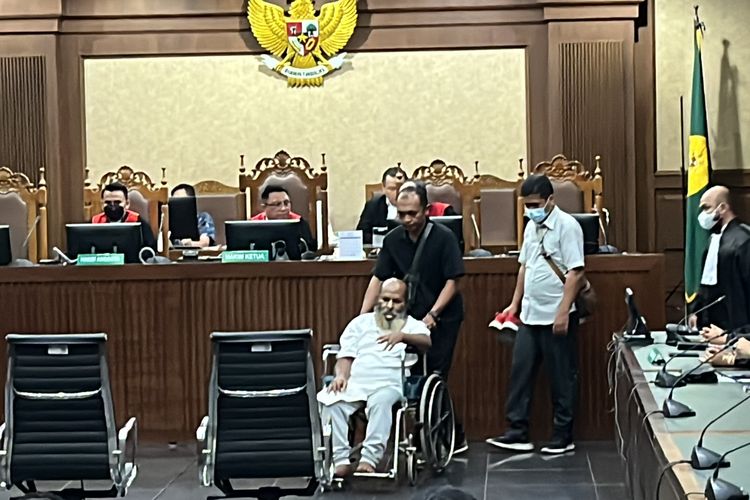 Mantan Gubernur Papua, Lukas Enembe mengikuti sidang pembacaan putusan secara langsung di ruang Prof M Hatta Ali Pengadilan Tindak Pidana Korupsi (Tipikor) pada Pengadilan Negeri (PN) Jakarta Pusat, Kamis (19/10/2023)