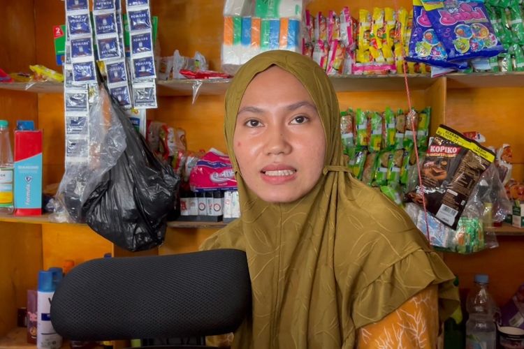 Pemilik toko kelontong, Desi (26) yang berhasil menggagalkan aksi perampokan menyasar toko kelontong miliknya ditemui awak media di bilangan Jalan Urip Sumiharjo, Kota Makassar, Sulsel, Kamis (2/11/2023) siang.