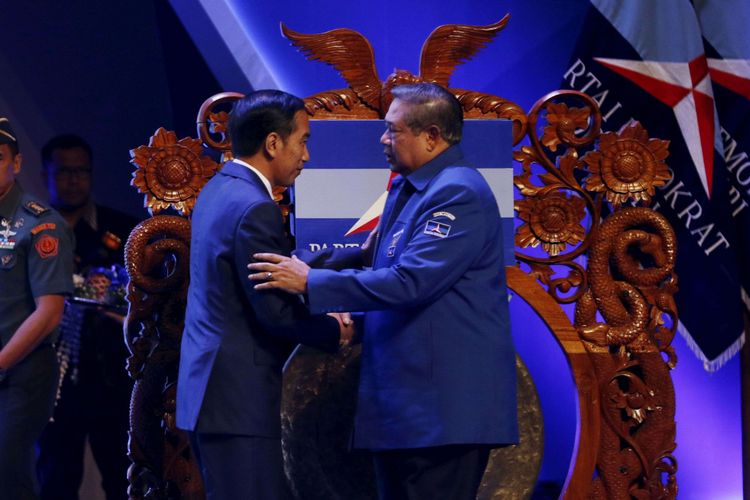 Presiden RI Joko Widodo berjabat tangan dengan Susilo Bambang Yudhoyono usai meresmikan pembukaan Rapat Pimpinan Nasional (Rapimnas) Partai Demokrat tahun 2018 di Sentul International Convention Center, Bogor, Jawa Barat, Sabtu (10/03/2018) .Partai Demokrat menggelar Rapimnas selama dua hari 10-11 Maret 2018 untuk membahas strategi Pemilu 2018 serta Pemilu Legislatif dan Pilpres 2019.